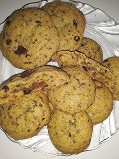 Una foto de Galletitas con chispas de chocolate y rellenas de dulce de leche