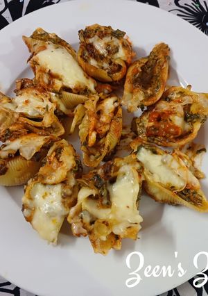 A picture of Conchiglioni Pasta with Spinach and Cheese.