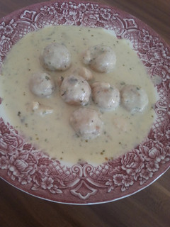 Tejszínes, gombás csirkemell, zsemlegombócokkal recept fotója