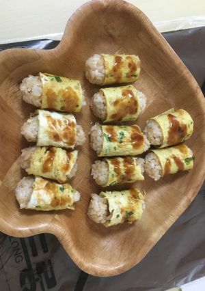 Hình của món Cơm cuộn trứng nhộng tằm.