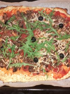 Una foto de Pizza fitness con base de coliflor y huevo, sin harina❗💪