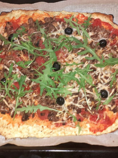 Una foto de Pizza fitness con base de coliflor y huevo, sin harina❗💪
