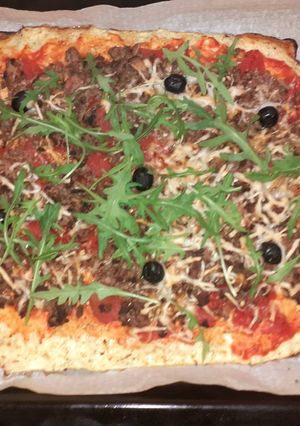 Una foto de Pizza fitness con base de coliflor y huevo, sin harina❗💪