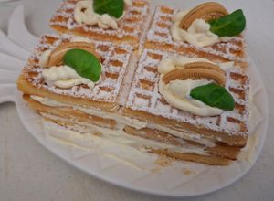 O poză a rețetei Tort de gofre cu cremă de vanilie și oreo.