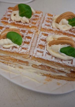 O poză a rețetei Tort de gofre cu cremă de vanilie și oreo.