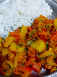 टमाटर आलू की चटपटी सब्ज़ी (Tamatar aloo ki chatpati sabzi recipe in Hindi) रेसिपी मुख्य फोटो