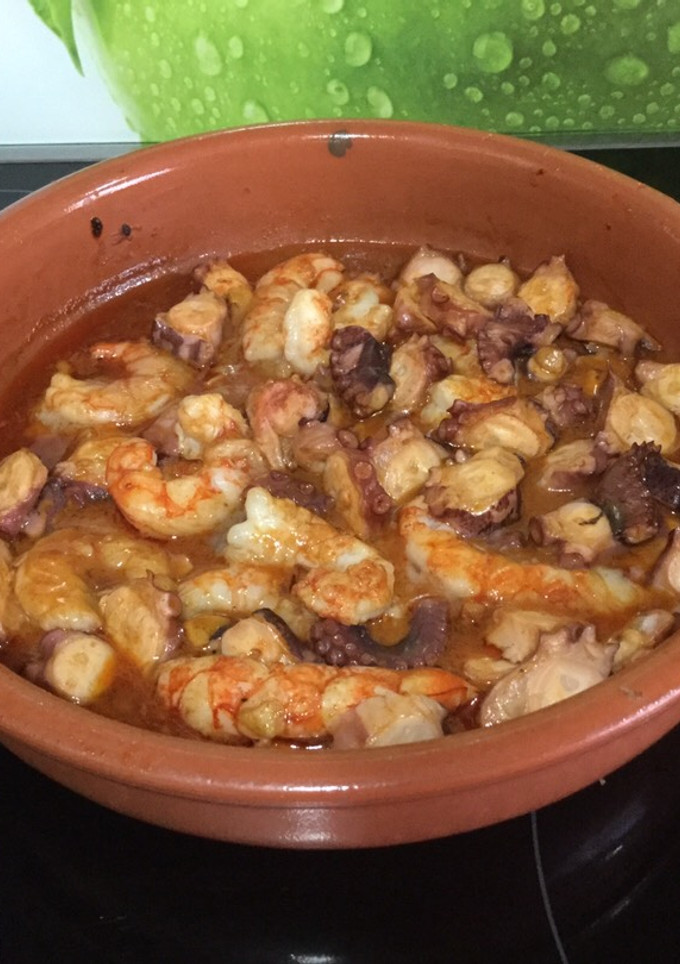 Una foto de Cazuela de pulpo y langostinos