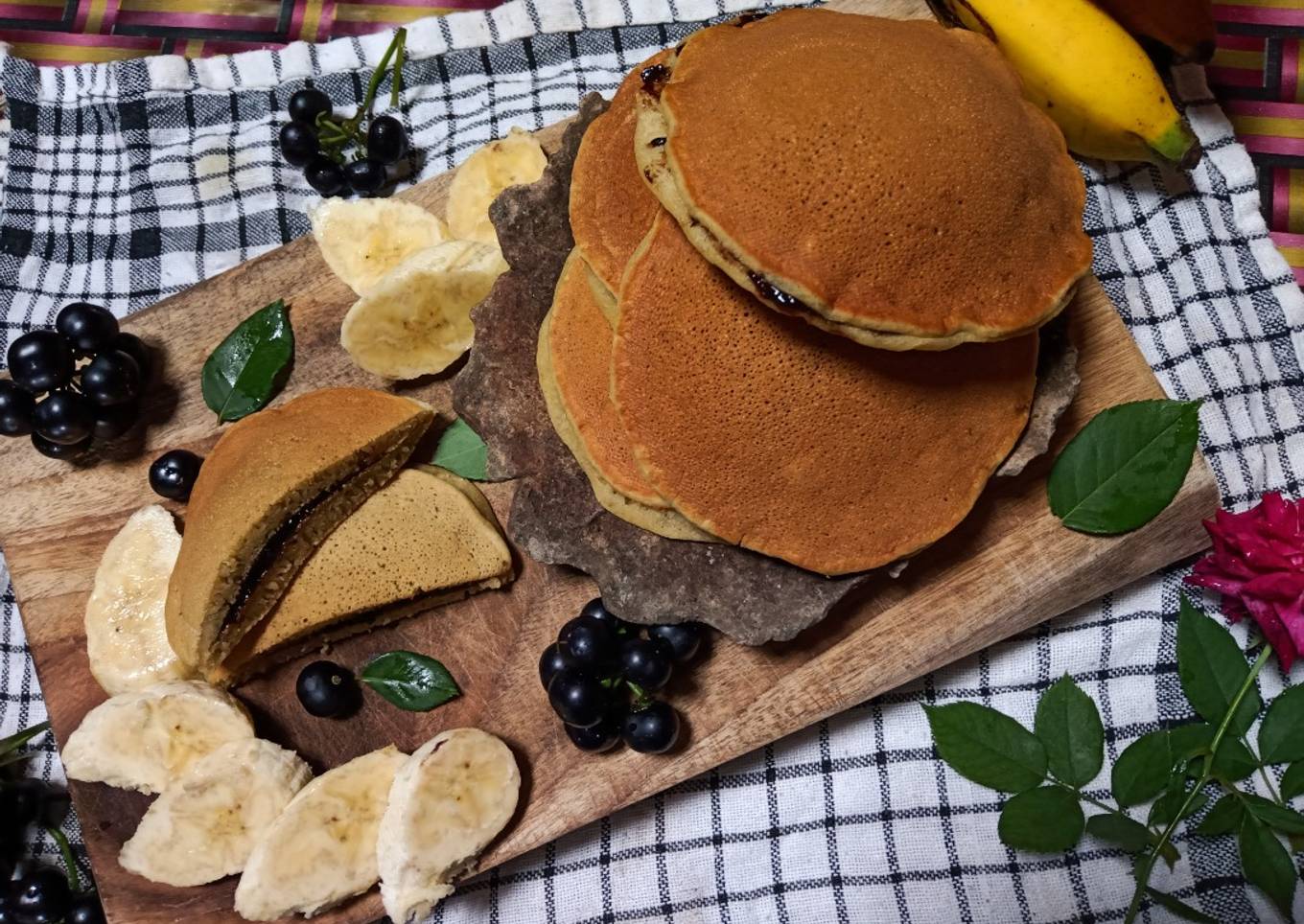 Dorayaki pisang teflon. Ekonomis tanpa madu, namun lembut dan enak