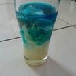 Es ocean blue yg santai kayak dipantai