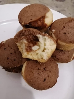 Una foto de Muffins de chocolate y vainilla con dulce de leche