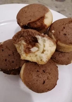 Una foto de Muffins de chocolate y vainilla con dulce de leche