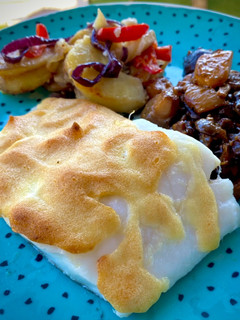 Una foto de Bacalao gratinado con setas y manzana