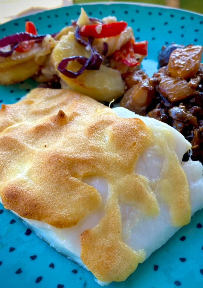 Una foto de Bacalao gratinado con setas y manzana