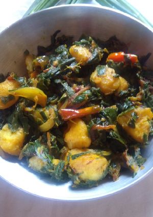 आलू और प्याज की पत्ती की सब्जी (Aloo aur pyaz ki patti ki sabji रेसिपी मुख्य फोटो