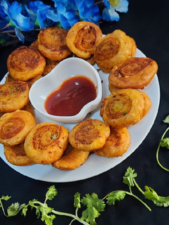 क्रिस्पी पिनवील समोसा (Crispy pinwheel samosa recipe in hindi) रेसिपी मुख्य फोटो