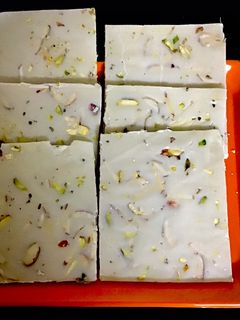 બોમ્બે આઇસ હલવો (Bombay Ice Halwa Recipe In Gujarati) રેસીપી મુખ્ય ફોટો
