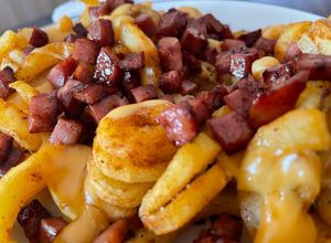 Foto de Batata frita com cheddar e bacon