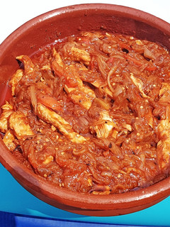 Una foto de Pechuga de Pollo con salsa de Berenjena, Tomate y Verduras