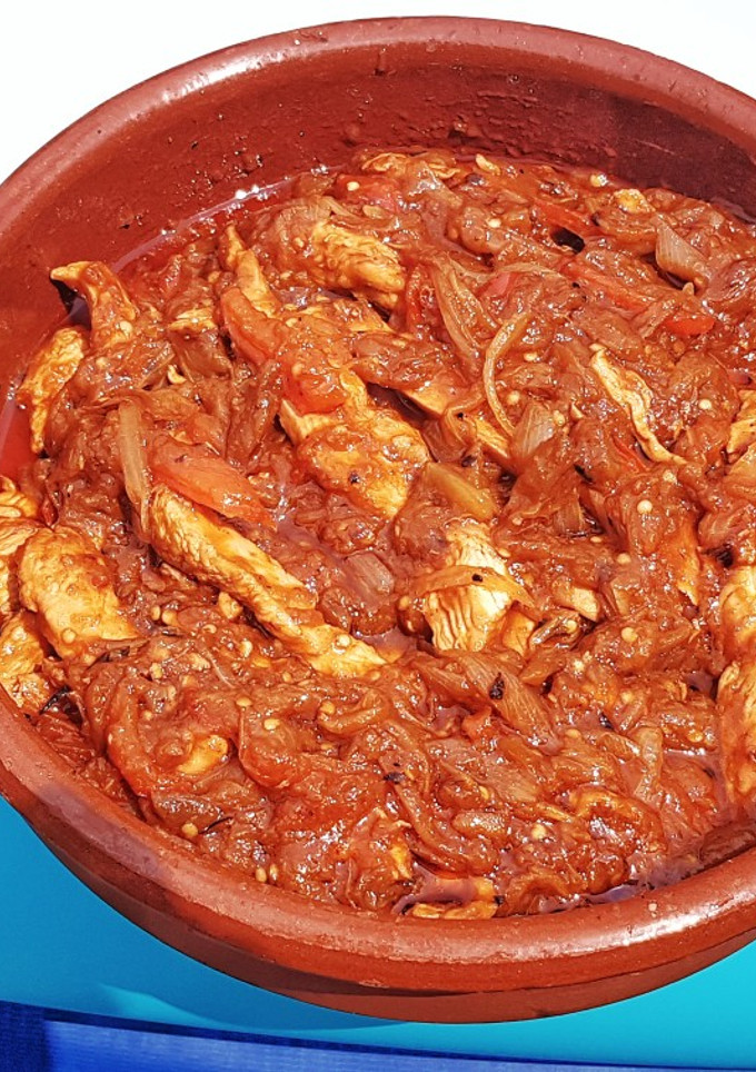 Una foto de Pechuga de Pollo con salsa de Berenjena, Tomate y Verduras