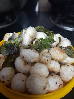 *रोस्टेड मखाना*(roasted makhana recipe in hindi) रेसिपी मुख्य फोटो