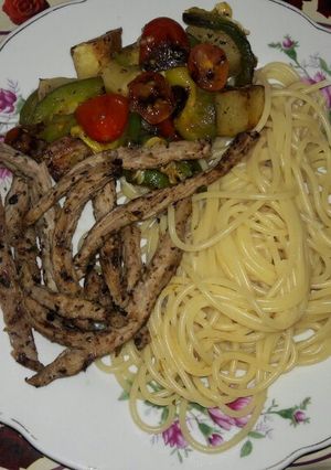 Una foto de Matambre y verduras a la plancha con fideos