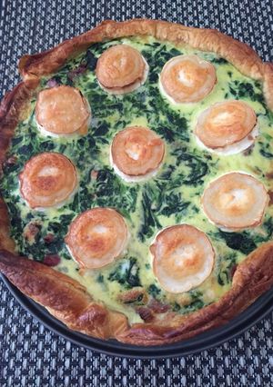 Una foto de Quiche de espinacas, jamón serrano y queso de cabra