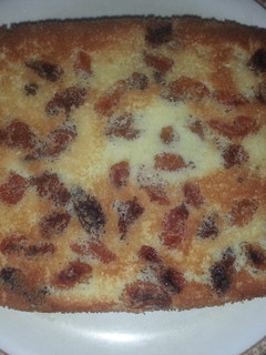 A picture of Almond raisin sponge cake.