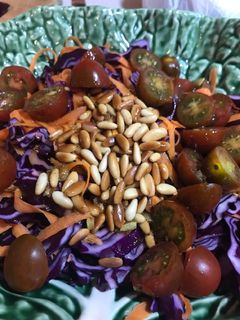 Una foto de Ensalada de col lombarda
