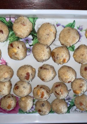 सूज़ी नारियल लड्डू (Suji nariyal ladoo recipe in hindi) रेसिपी मुख्य फोटो