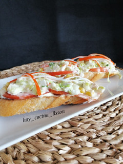 Una foto de Tostas de surimi y atún