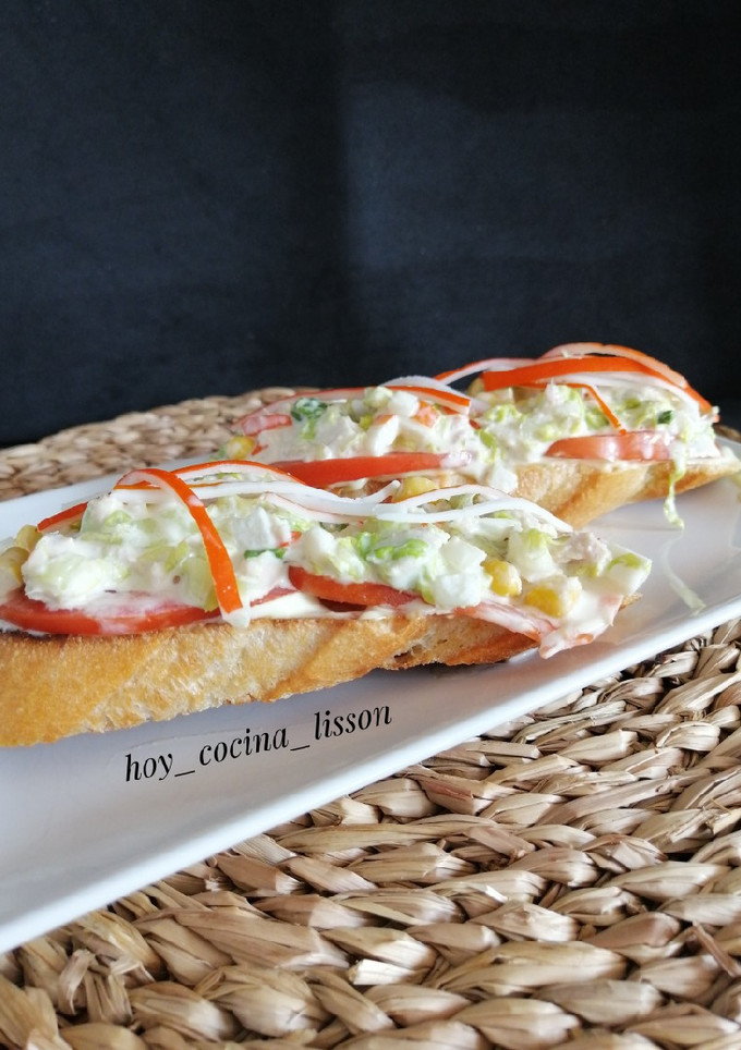 Una foto de Tostas de surimi y atún