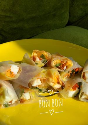 Hình của món Bánh Tráng Phơi Sương Cuốn Trứng Lòng Đào.
