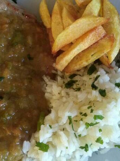 Una foto de Ternera en su salsa con arroz y patatas fritas