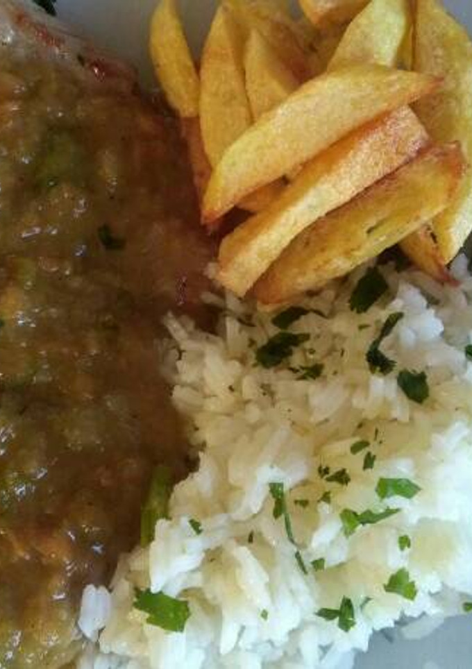 Una foto de Ternera en su salsa con arroz y patatas fritas