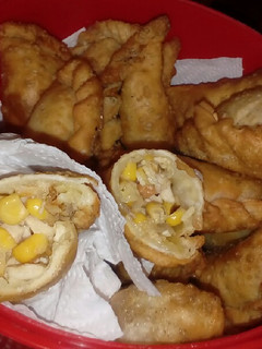 Una foto de Empanadas de pollo y choclo