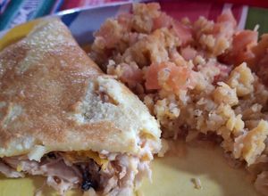 Una foto de Omellette de pollo 🍗 y calabaza con lentejas pasadas y tomate 🍅