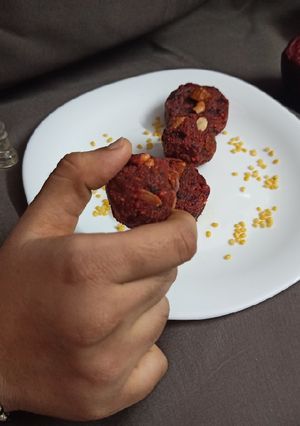 A picture of Beet moong cruncy ball.