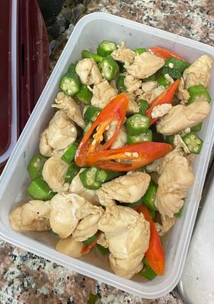 รูปของ กระเจี๊ยบเขียวผัดอกไก่