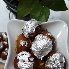 A picture of Gulab jamun.