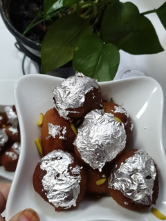 A picture of Gulab jamun.