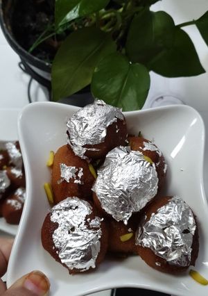 A picture of Gulab jamun.
