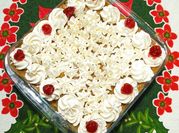Una foto de pan dulce con chantilly