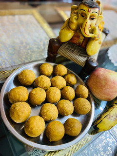 बेसन के लड्डू(besan ke laddu recipe in hindi) रेसिपी मुख्य फोटो