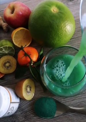 Une photo de Jus agrumes 🍊🍋🥝spiruline🥬