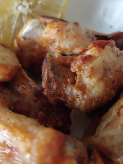 Una foto de Alitas de pollo fritas en aceite girasol y muy crujientes
