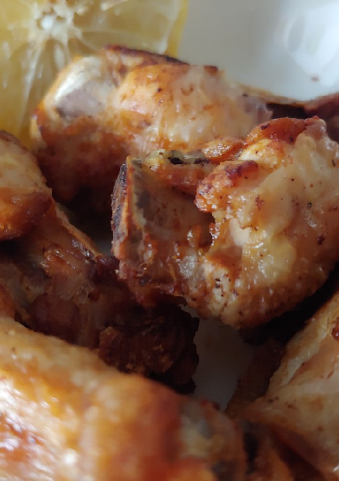 Una foto de Alitas de pollo fritas en aceite girasol y muy crujientes