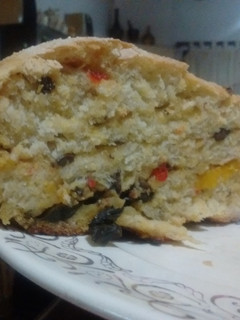 Una foto de Pan de aceitunas, pimientos y albahaca