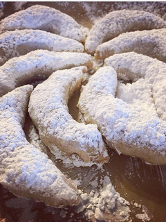 A picture of Crescent Cookies.