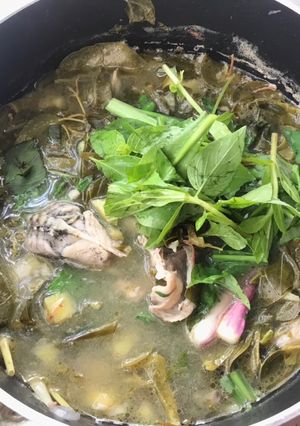 Hình của món Lẩu ếch lá giang.