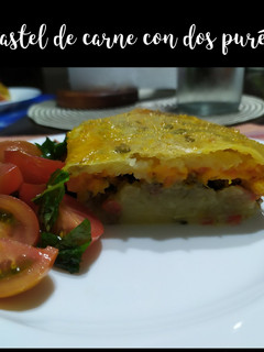 Una foto de Pastel de carne con dos puré